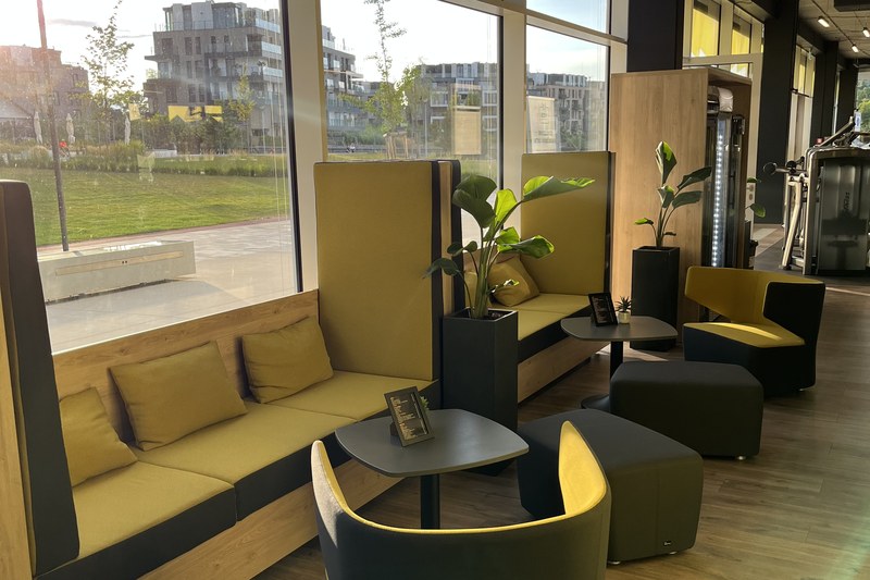 Sezení v lounge u oken